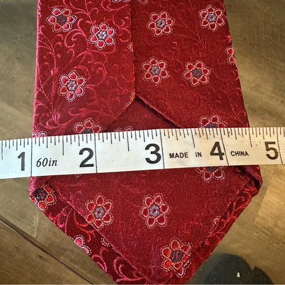 The Men's Store Bloomingdale's Floral  Medallion Grid Classic Tie - silk 100% - Picture 6 of 8